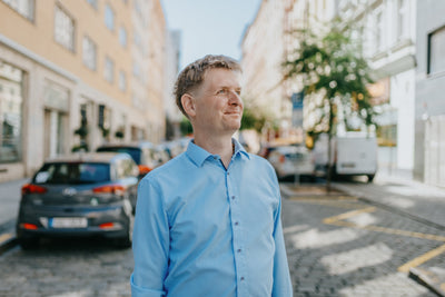 "Ich konnte mir nicht ansehen, was die Patienten anhatten." Lukáš Klimpera über die Gründe, warum er begann, Barfußschuhe herzustellen