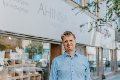 Wollen Sie hinter die Kulissen von Ahinsa shoes blicken? Dann erfahren Sie hier alles in Interview mit unserem Gründer, Lukáš Klim­pe­ra.